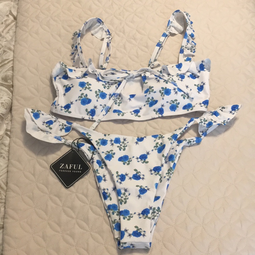 Floral ruffle bikini
